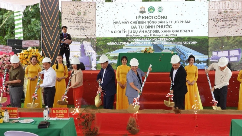 Lãnh đạo tỉnh Bình Phước và các đơn vị thực hiện nghi thức động thổ xây dựng nhà máy chế biến hạt điều lớn nhất Việt Nam.