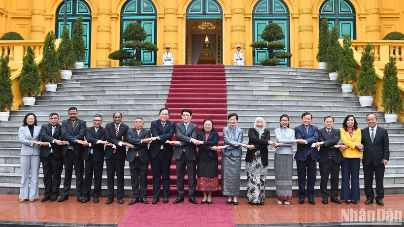 Chủ tịch nước Lương Cường với Đại sứ, Đại biện các nước ASEAN và Timor-Leste cùng các đại biểu tại buổi tiếp.
