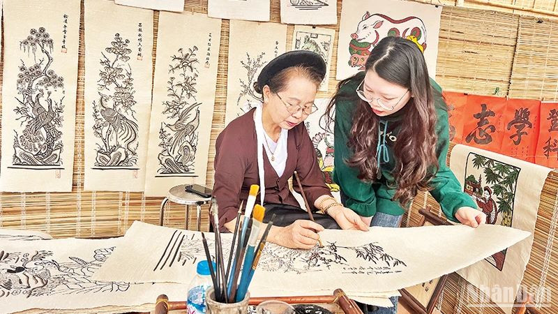 Không gian tái hiện chợ tranh Đông Hồ tại Trung tâm bảo tồn tranh dân gian Đông Hồ. (Ảnh: AN TRÂN)