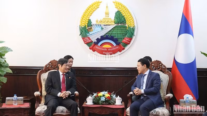 Đại sứ Việt Nam tại Lào Nguyễn Bá Hùng chúc mừng Phó Thủ tướng, Bộ trưởng Ngoại giao Lào Saleumsay Kommasit nhân dịp 48 năm Quốc khánh nước Cộng hòa dân chủ nhân dân Lào. (Ảnh: TRỊNH DŨNG)