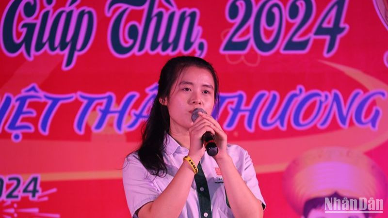 Một em học sinh Trường song ngữ Lào-Việt Nam Nguyễn Du trình bày ca khúc tiếng Việt. Ảnh: HẢI TIẾN