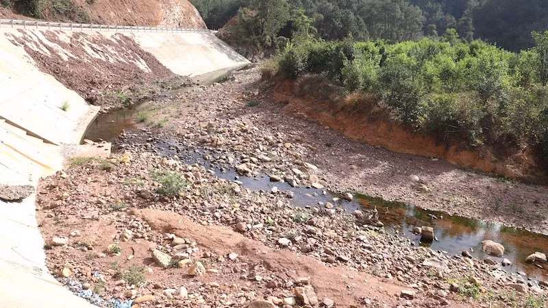 Nhiều sông suối trên địa bàn các xã ở huyện Bình Liêu cạn nước ở mức báo động.