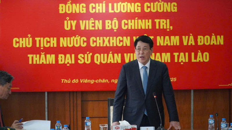 Chủ tịch nước Lương Cường phát biểu tại cuộc gặp với cán bộ, nhân viên Đại sứ quán Việt Nam tại Lào.