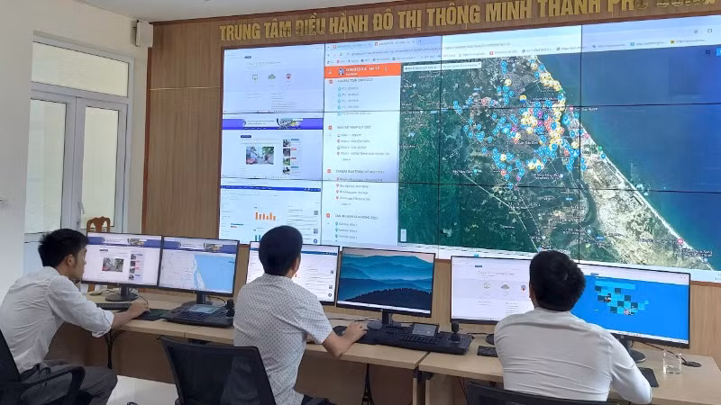 Nhân viên Trung tâm Điều hành đô thị thông minh thành phố Đồng Hới theo dõi mực nước qua hệ thống camera để cảnh báo úng ngập đường phố trong mùa mưa lũ năm 2024.