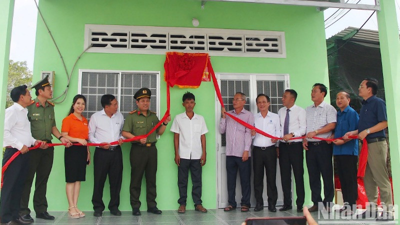 Các đồng chí lãnh đạo Bộ Công an, Thường trực Tỉnh ủy, Ủy ban nhân dân tỉnh Bạc Liêu và nhà tài trợ cắt băng khánh thành 2 căn nhà đầu tiên trong tổng số 700 căn nhà do Bộ Công an hỗ trợ các hộ nghèo tại Bạc Liêu.