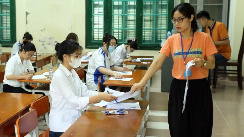 Thí sinh dự thi kỳ thi THPT quốc gia năm 2024 tại điểm thi Trường THPT Chu Văn An (Hà Nội). (Ảnh NGỌC MAI)