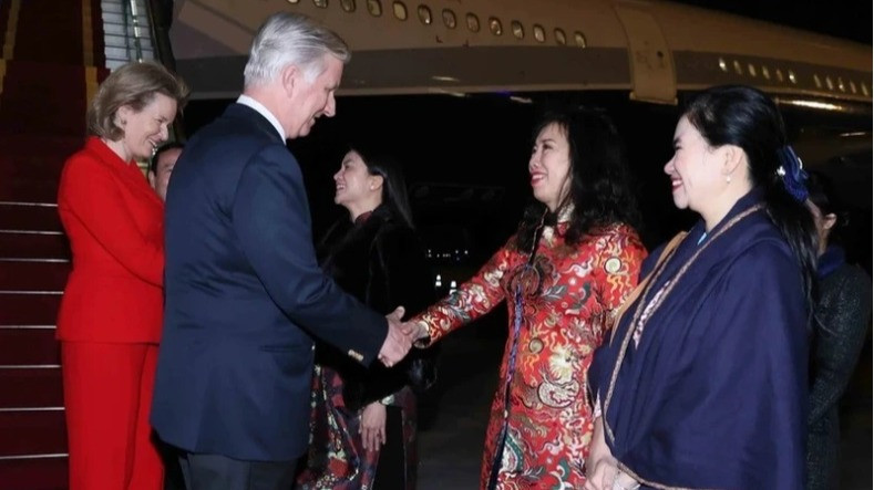 Đại biểu đón Nhà vua Bỉ Philippe và Hoàng hậu Mathilde tại sân bay quốc tế Nội Bài. (Ảnh: An Đăng/TTXVN)