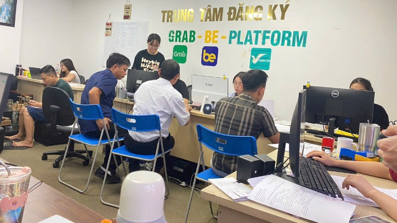Hợp tác xã vận tải Hợp Tiến hỗ trợ tài xế đăng ký dịch vụ chạy xe công nghệ.