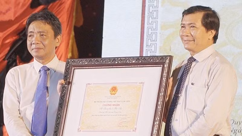 Thứ trưởng Văn hóa, Thể thao và Du lịch Hoàng Đạo Cương trao Chứng nhận Tết Trung thu ở Hội An vào danh mục di sản văn hóa phi vật thể quốc gia cho lãnh đạo thành phố Hội An.