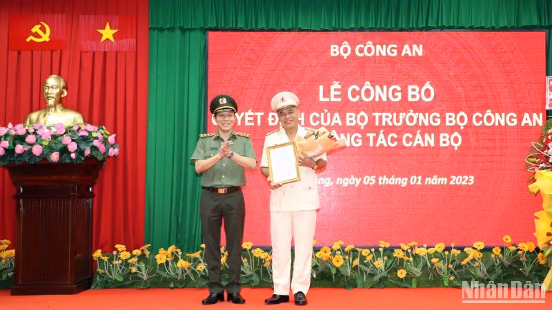 Thứ trưởng Công an Lương Tam Quang trao Quyết định bổ nhiệm Đại tá Bùi Quốc Khánh giữ chức Giám đốc Công an tỉnh Sóc Trăng.