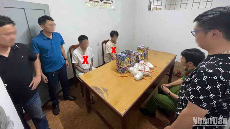 Lực lượng chức năng làm việc với những đối tượng buôn bán pháo hoa trái phép.