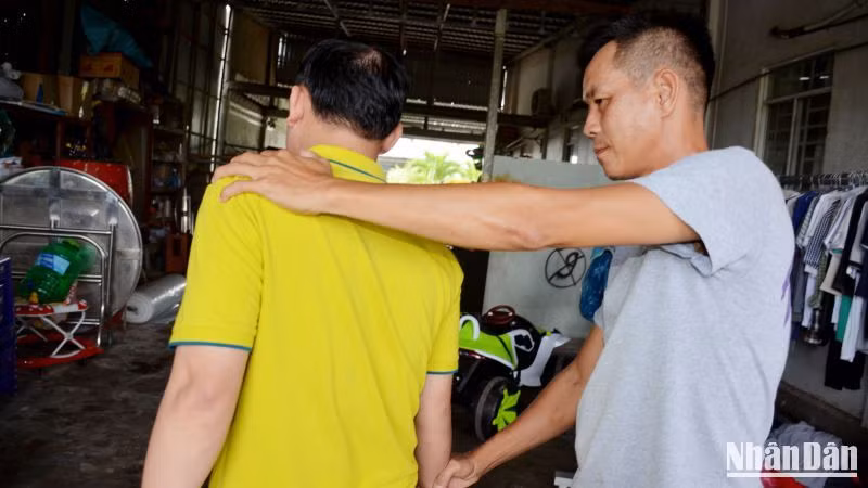 Anh Lê Lập Anh (bên phải) diễn tả lại động tác bắt đối tượng Nguyễn Văn Nam, ngụ tỉnh An Giang.