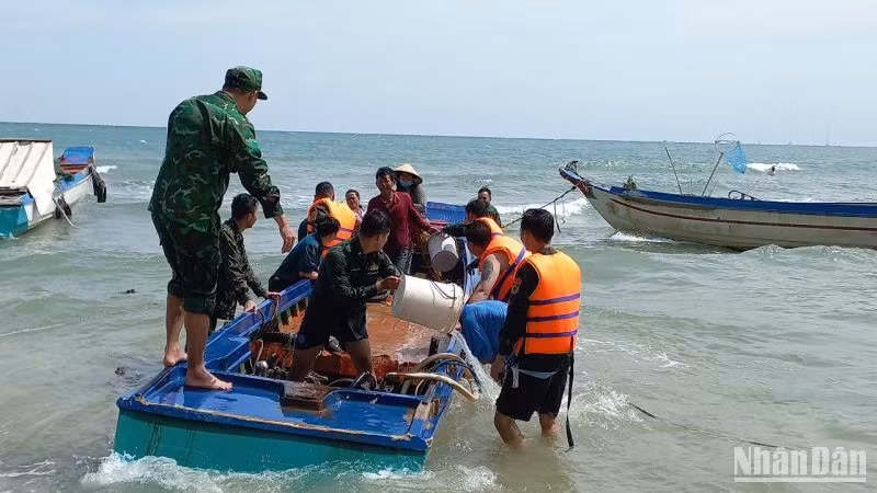 Vỏ composite của người dân gặp nạn được lực lượng Đồn Biên phòng Hòn Sơn hỗ trợ trục vớt đưa vào bờ an toàn.