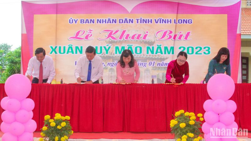 Lãnh đạo tỉnh Vĩnh Long khai bút đầu Xuân mới Quý Mão 2023. (Ảnh: BÁ DŨNG)