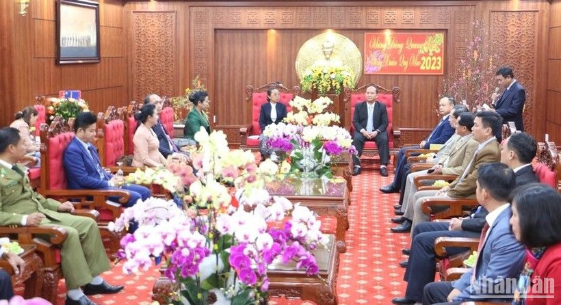 Quang cảnh buổi tiếp đoàn cán bộ cấp cao của tỉnh Attapeu sang thăm, chúc Tết lãnh đạo tỉnh Gia Lai.