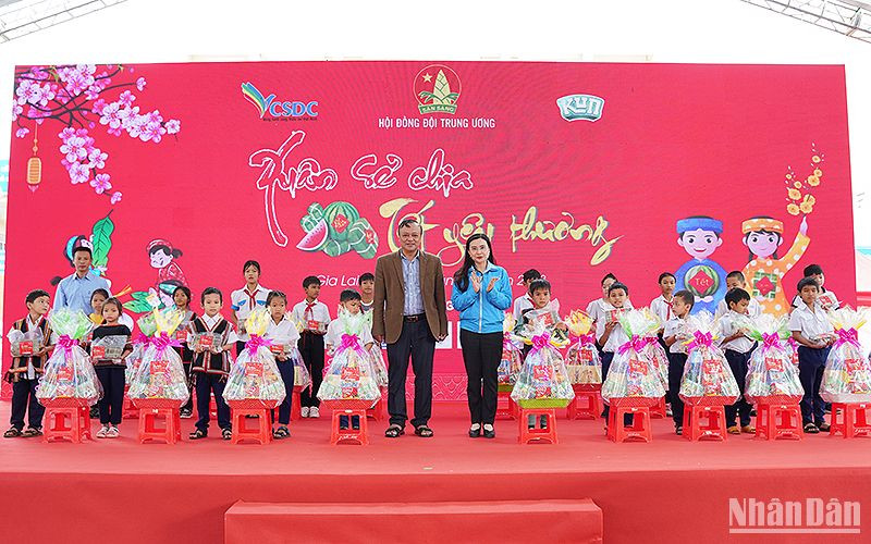 Bí thư Trung ương Đoàn, Chủ tịch Hội đồng Đội Trung ương Nguyễn Phạm Duy Trang (áo xanh) cùng đại diện các đơn vị liên quan trao quà Tết tặng thiếu nhi có hoàn cảnh khó khăn tại ngày hội.