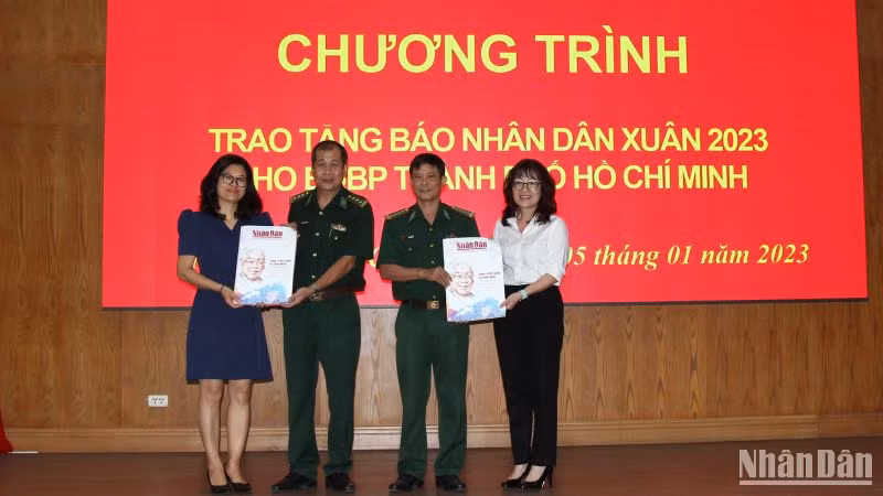 Tổng Công ty Cấp nước Sài Gòn tặng báo Xuân Nhân Dân Quý Mão cho Bộ đội Biên phòng Thành phố Hồ Chí Minh. (Ảnh: Thế Anh).