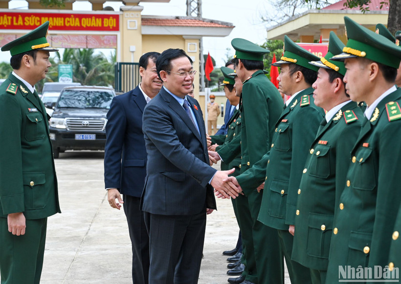 Chủ tịch Quốc hội Vương Đình Huệ và đoàn công tác đến thăm Đồn Biên phòng Nhật Lệ, thành phố Đồng Hới.