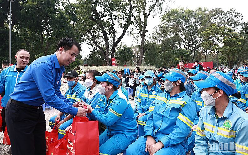 Bí thư Trung ương Đoàn Ngô Văn Cương (bên trái) trao các phần quà tặng thanh niên công nhân, người lao động ngành vệ sinh môi trường có hoàn cảnh khó khăn tại chương trình.