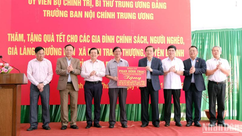 Đồng chí Phan Đình Trạc trao 1.000 phần quà tặng các hộ nghèo tỉnh Lâm Đồng.