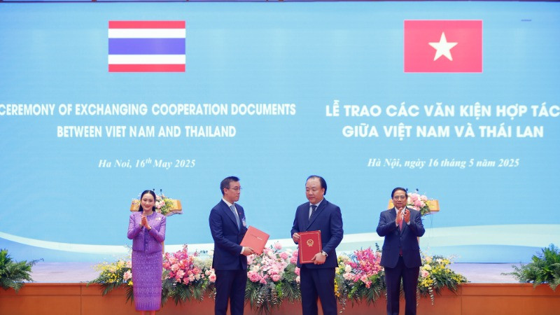 Thủ tướng Chính phủ Phạm Minh Chính và Thủ tướng Thái Lan Paetongtarn Shinawatra chứng kiến trao Chương trình hợp tác giữa Cục Quản lý và Phát triển thị trường trong nước, Vụ Phát triển thị trường nước ngoài - Bộ Công Thương Việt Nam với Tập đoàn Ceantral (Thái Lan) giai đoạn 2026-2028. (Ảnh: NHẬT BẮC/VGP)