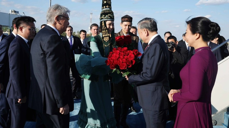 Lễ đón Tổng Bí thư Tô Lâm và Phu nhân tại Sân bay quốc tế Nursultan Nazarbayev, thủ đô Astana. (Ảnh: THỐNG NHẤT/TTXVN)