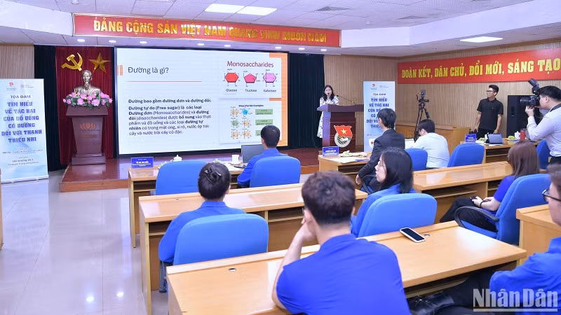 Phó Giáo sư, Tiến sĩ Vũ Thị Thu Hiền trình bày nghiên cứu tại Tọa đàm.