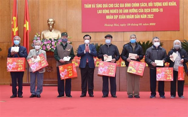 Bí thư Thành ủy Hà Nội Đinh Tiến Dũng trao quà cho các gia đình chính sách, đối tượng khó khăn, lao động nghèo, tại quận Hoàng Mai Tết 2022.