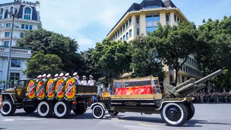 Chiều 26/7, hàng nghìn người dân đứng trên đường phố Hà Nội để tiễn đưa Tổng Bí thư Nguyễn Phú Trọng.