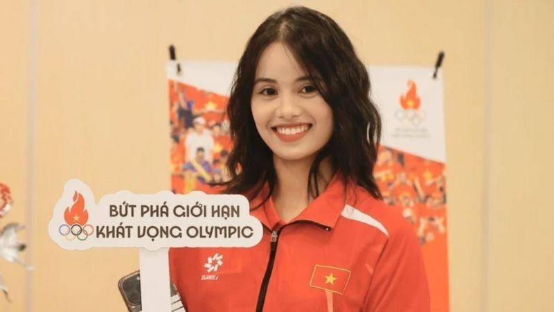 Vận động viên bắn cung Đỗ Thị Ánh Nguyệt tại Lễ xuất quân Đoàn Thể thao Việt Nam tham dự Olympic 2024, tại Hà Nội tối 17/7 vừa qua. (Ảnh: TTXVN)