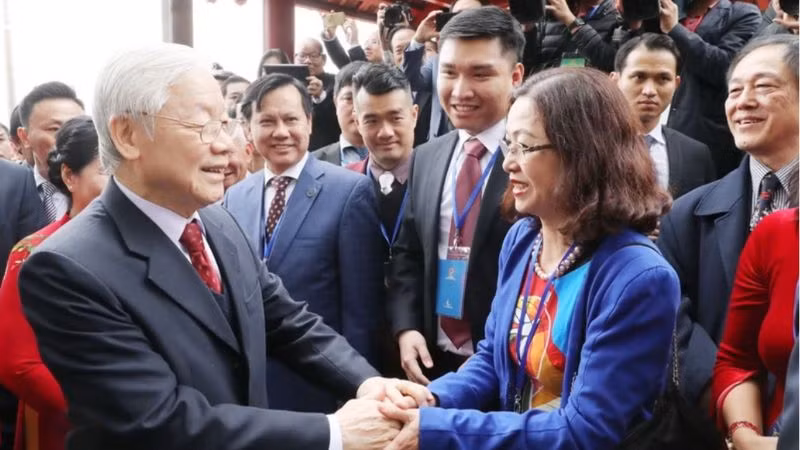 Tổng Bí thư, Chủ tịch nước Nguyễn Phú Trọng với kiều bào tại đền Ngọc Sơn. (Ảnh: TTXVN)