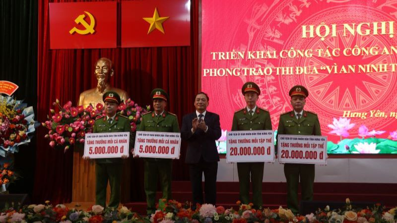 Chủ tịch UBND tỉnh Hưng Yên Trần Quốc Văn trao thưởng cho các các tập thể, cá nhân có thành tích xuất sắc tham gia điều tra, làm rõ vụ giết người, cướp tài sản; tàng trữ, sử dụng trái phép vũ khí quân dụng xảy ra ngày 26/12/2023 tại xã Cửu Cao, huyện Văn Giang, tỉnh Hưng Yên.