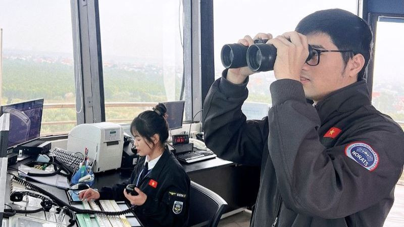 Kiểm soát viên không lưu thuộc VATM thực hiện nhiệm vụ.
