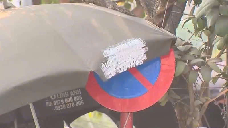 Một biển báo trên đường Quốc lộ 1 bị che khuất.