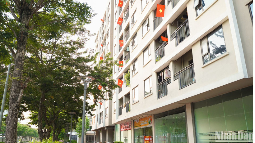 Một khu nhà ở xã hội trên địa bàn thành phố Hà Nội treo cờ mừng kỷ niệm 50 năm Ngày Giải phóng miền nam, thống nhất đất nước (30/4/1975-30/2025).