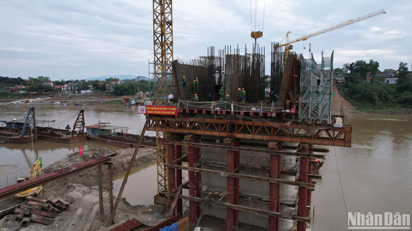 Công nhân thi công xuyên lễ 30/4 và 1/5 trụ T4 cầu Phong Châu.