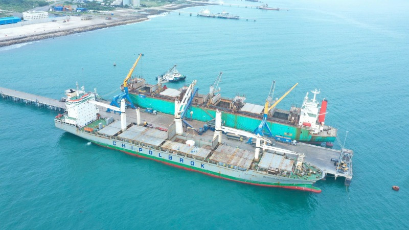 Quốc lộ 26B được mở rộng sẽ giúp lưu thông Quốc lộ 1 với cảng biển Nam Vân Phong, tạo đà thuận lợi cho phát triển vùng trung tâm công nghiệp, vùng kinh tế trọng điểm của tỉnh Khánh Hòa nói riêng và khu vực Nam Trung Bộ và Tây Nguyên nói chung. Trong ảnh: Cảng Nam Vân Phong. (Nguồn ảnh: Ban quản lý cảng Nam Vân Phong)