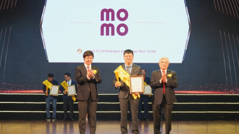 Đại diện MoMo nhận giải thưởng Top 10 Sao Khuê 2025 tại Lễ trao giải diễn ra sáng ngày 19/4.