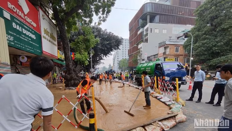 Khắc phục hậu quả bùn phun lên tại phố Cát Linh khi đang thi công tuyến hầm của Dự án tuyến đường sắt đô thị thí điểm thành phố Hà Nội, đoạn Nhổn-ga Hà Nội.