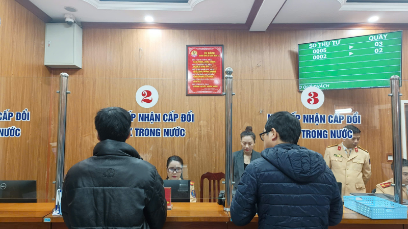 Người dân tới làm thủ tục cấp, đổi giấy phép lái xe tại Hà Nội. (Ảnh: PHONG LÊ)