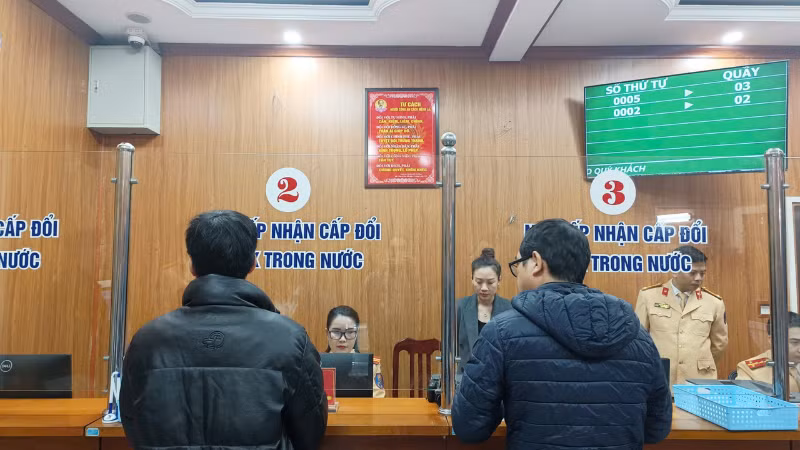 Người dân tới làm thủ tục cấp, đổi giấy phép lái xe tại Hà Nội. (Ảnh: PHONG LÊ)