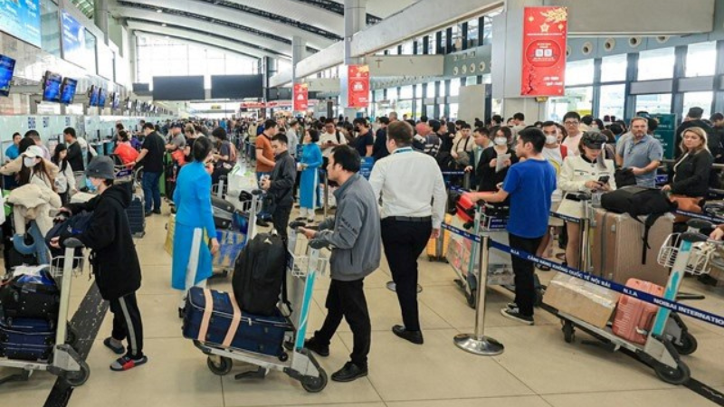 Hành khách nhộn nhịp tại Cảng hàng không quốc tế Nội Bài dịp nghỉ lễ 30/4-1/5 năm 2024. (ẢNH: KIM CƯƠNG)