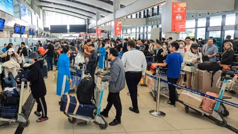 Hành khách nhộn nhịp tại Cảng hàng không quốc tế Nội Bài dịp nghỉ lễ 30/4-1/5 năm 2024. (ẢNH: KIM CƯƠNG)