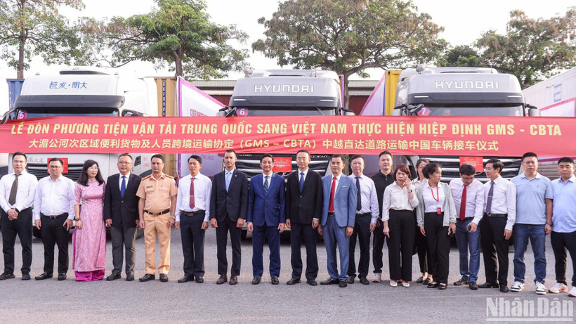 Đại biểu của hai nước Việt Nam và Trung Quốc đón phương tiện vận tải Trung Quốc tại ICD Long Biên.
