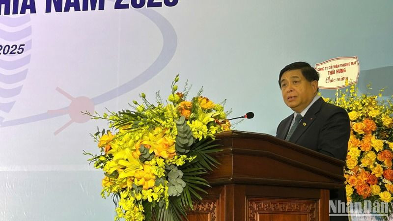 Phó Thủ tướng Nguyễn Chí Dũng phát biểu ý kiến tại buổi lễ. (Ảnh: NHẬT MINH)