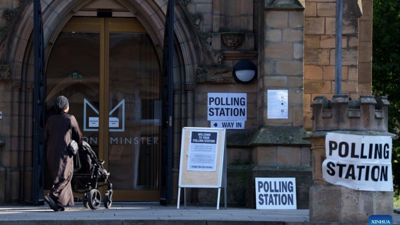 Một người phụ nữ đến điểm bỏ phiếu cho cuộc bầu cử địa phương ở Preston, Anh ngày 1/5/2025. (Ảnh: Tân Hoa xã)