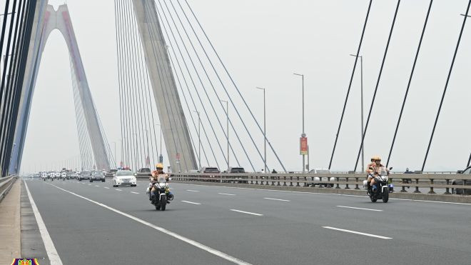 Cảnh sát giao thông dẫn đoàn khách quốc tế qua cầu Nhật Tân. (Ảnh: Cục Cảnh sát Giao thông)
