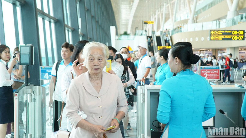 Hành khách qua cửa kiểm soát vé tại cảng hàng không quốc tế Tân Sơn Nhất.