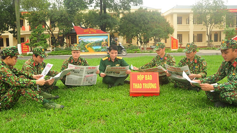 Cán bộ, chiến sĩ Đại đội trinh sát, Phòng Tham mưu, Bộ Chỉ huy quân sự tỉnh Bắc Giang đọc báo Đảng trong giờ nghỉ ở thao trường. (Ảnh: PHẠM ĐOÀN)