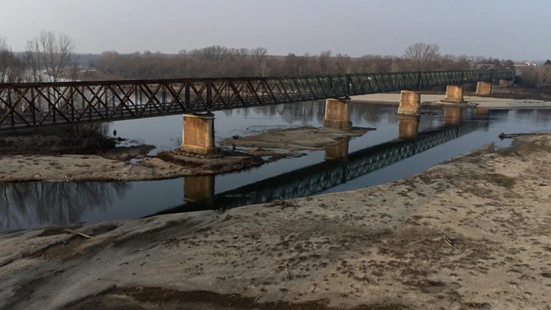 Mực nước sông xuống thấp nghiêm trọng do hạn hán tại Linarolo, Italia. (Ảnh: AFP/TTXVN)